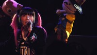 「E TICKET RAP SHOW」リリースパーティのライブ映像のワンシーン。