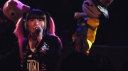 「E TICKET RAP SHOW」リリースパーティのライブ映像のワンシーン。