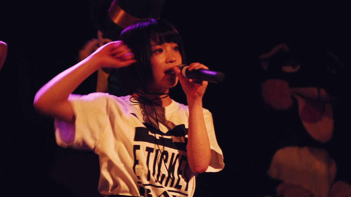 「E TICKET RAP SHOW」リリースパーティのライブ映像のワンシーン。