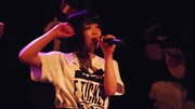 「E TICKET RAP SHOW」リリースパーティのライブ映像のワンシーン。