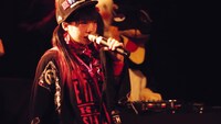 「E TICKET RAP SHOW」リリースパーティのライブ映像のワンシーン。
