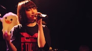 「E TICKET RAP SHOW」リリースパーティのライブ映像のワンシーン。