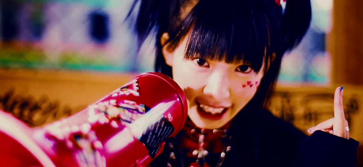 「FIRE LIAR feat.椎名ぴかりん」のミュージックビデオのワンシーン。