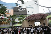 さくらしめじのリリースイベントの様子。（撮影：埼玉泰史）