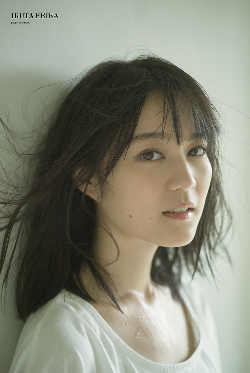 人気画像1位は「『BRODY』で乃木坂46スペシャル、生田絵梨花や着物姿の井上小百合らグラビア満載」より、「BRODY」2017年10月号に付属する生田絵梨花（乃木坂46）のポスター。