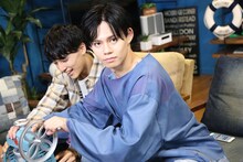 かき氷を作る（手前から）カイ、ユースケ。