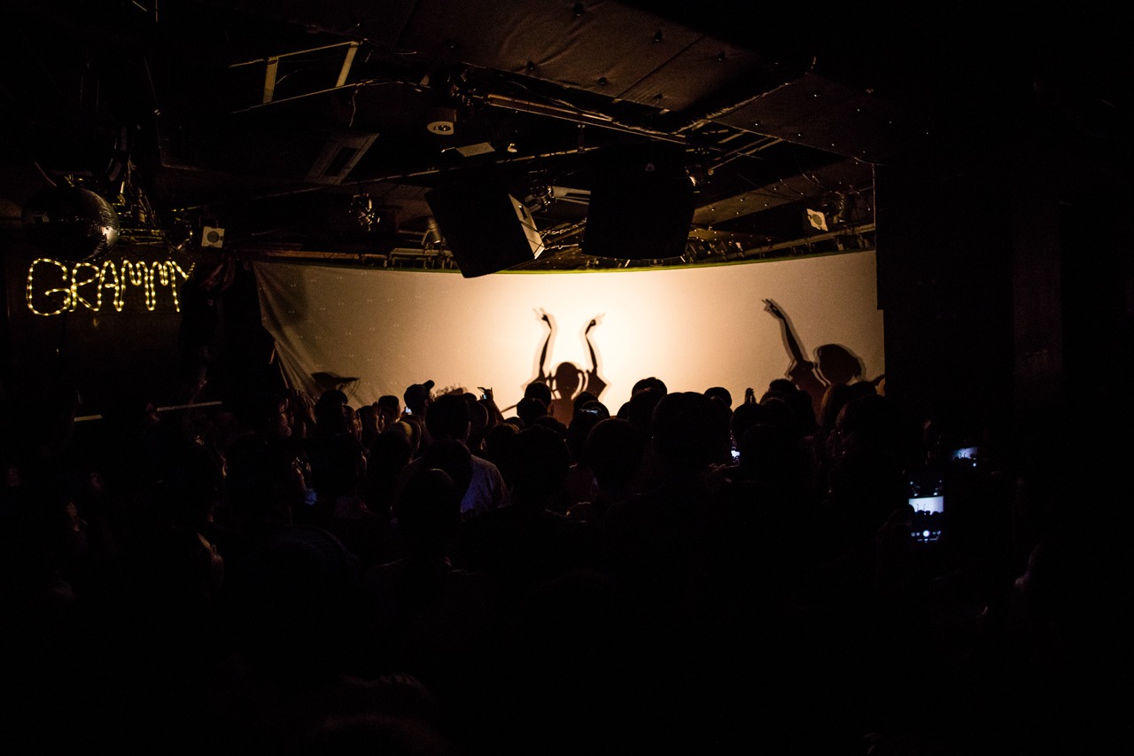 CHAI「“ロード・ツー・ダ・GRAMMYs” season4」東京・下北沢BASEMENT BAR公演の様子。（撮影：中磯ヨシオ）
