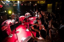 CHAI「“ロード・ツー・ダ・GRAMMYs” season4」東京・下北沢BASEMENT BAR公演の様子。（撮影：中磯ヨシオ）