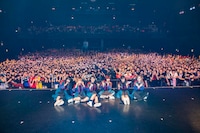 BiSHと清掃員。（写真提供：エイベックス）