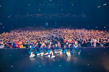 BiSHと清掃員。（写真提供：エイベックス）