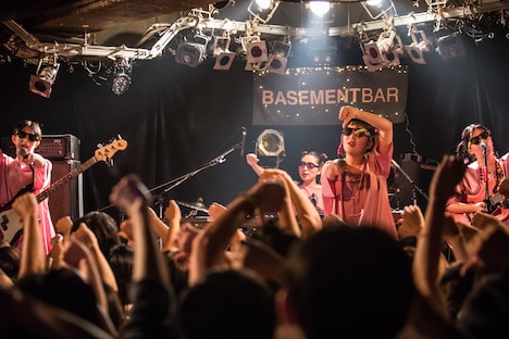 CHAI「“ロード・ツー・ダ・GRAMMYs” season4」東京・下北沢BASEMENT BAR公演の様子。(撮影:中磯ヨシオ)