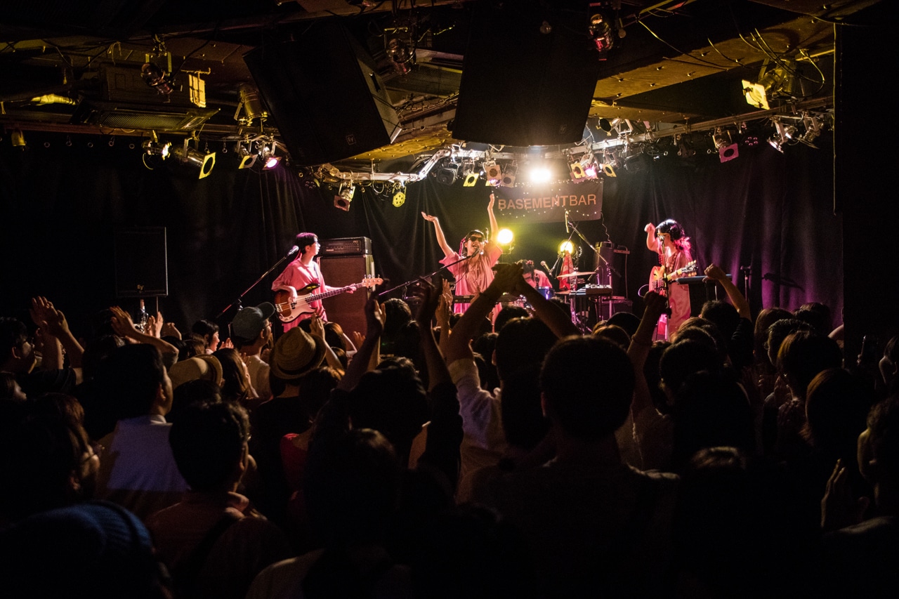 CHAI「“ロード・ツー・ダ・GRAMMYs” season4」東京・下北沢BASEMENT BAR公演の様子。（撮影：中磯ヨシオ）