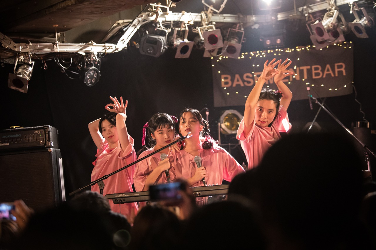 CHAI「“ロード・ツー・ダ・GRAMMYs” season4」東京・下北沢BASEMENT BAR公演の様子。（撮影：中磯ヨシオ）