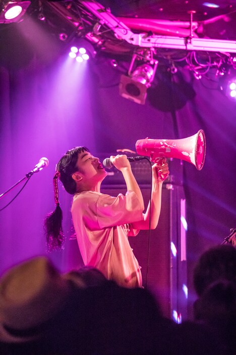 マナ(Vo, Key)(撮影:中磯ヨシオ)