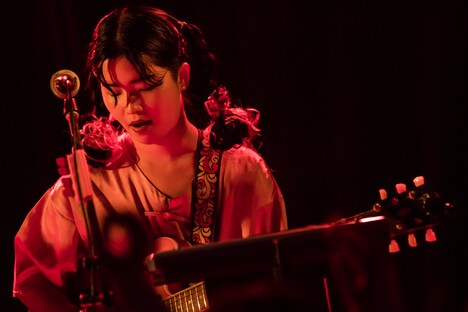 カナ(Vo, G)(撮影:中磯ヨシオ)