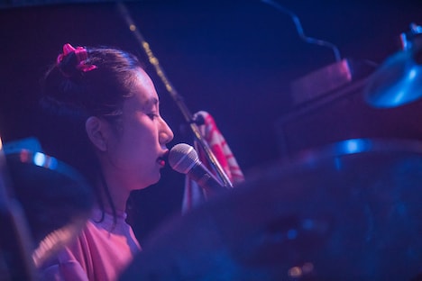 ユナ(Dr, Cho)(撮影:中磯ヨシオ)