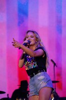 ザラ・ラーソン