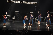 コント中のBiSH。