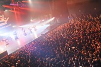 BiSHのライブの様子。