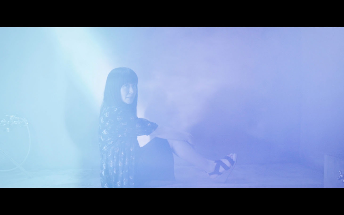 「パーリーしようよ」MVのワンシーン。