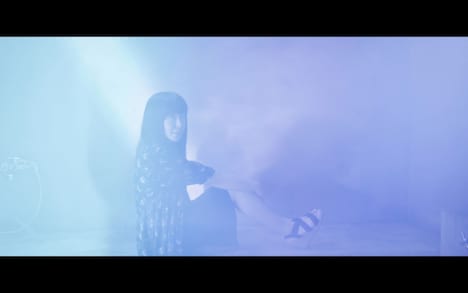 「パーリーしようよ」MVのワンシーン。