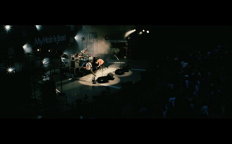 「グッバイ・マイマリー」ライブ映像のワンシーン。