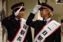 左から寺中友将（Vo, G）、首藤義勝（Vo, B）