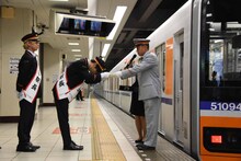 任命書を受け取る八木優樹（Dr, Cho）。