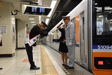 任命書を受け取る首藤義勝（Vo, B）。