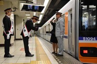 任命書を受け取る寺中友将（Vo, G）。