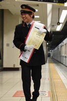 任命書を受け取ってうれしそうな寺中友将（Vo, G）。