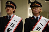 左から寺中友将（Vo, G）、首藤義勝（Vo, B）。