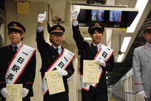 左から寺中友将（Vo, G）、首藤義勝（Vo, B）、八木優樹（Dr, Cho）。