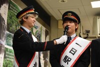 寺中友将（Vo, G）にマイクを向ける小野武正（G, Cho）。