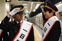 左から首藤義勝（Vo, B）、八木優樹（Dr, Cho）。