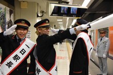 左から寺中友将（Vo, G）、首藤義勝（Vo, B）、八木優樹（Dr, Cho）