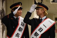 左から寺中友将（Vo, G）、首藤義勝（Vo, B）。