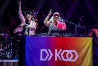 佐々木彩夏とDJ KOO。（Photo by HAJIME KAMIIISAKA）