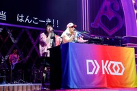 佐々木彩夏とDJ KOO。（Photo by HAJIME KAMIIISAKA）