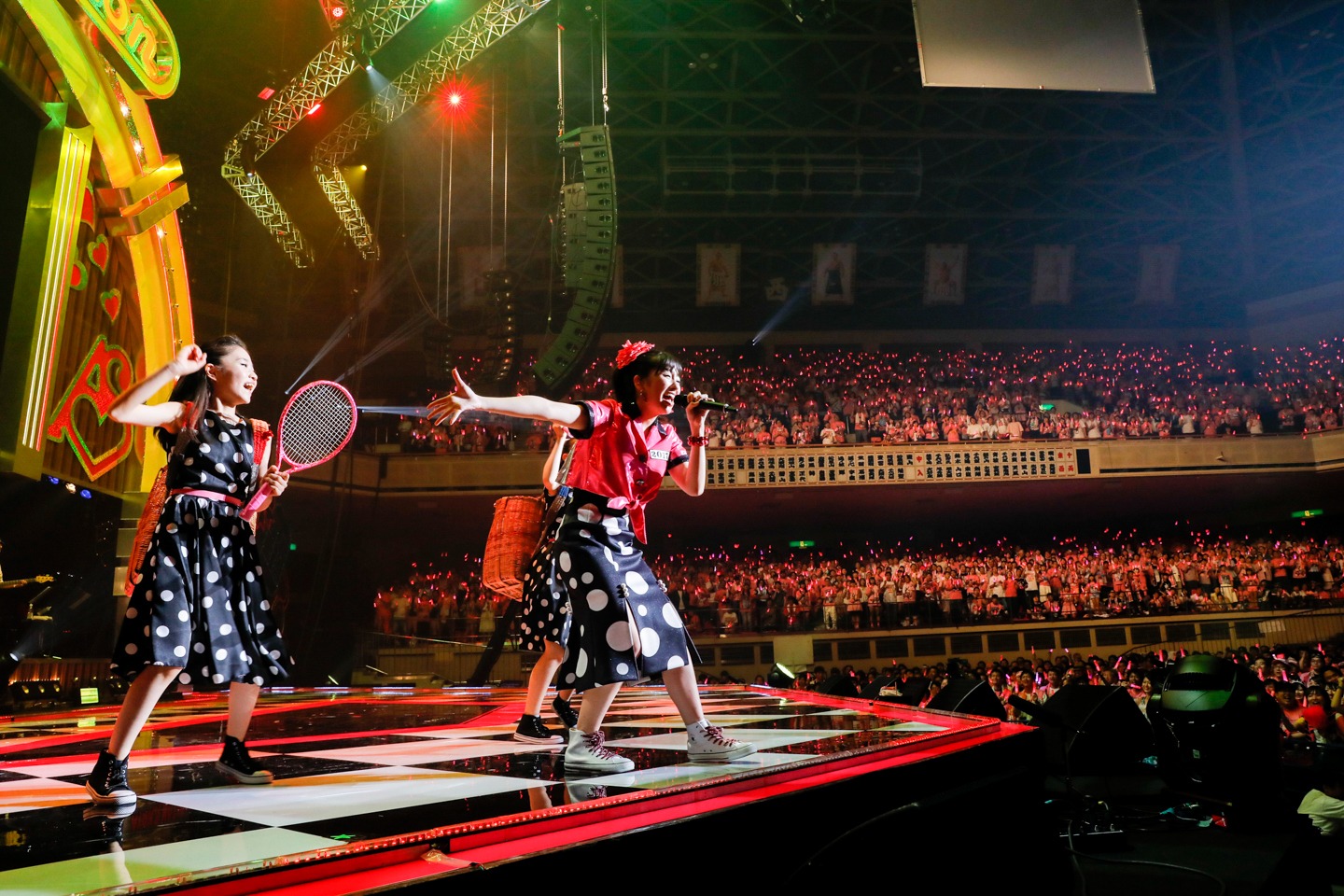 「AYAKA NATION 2017 in 両国国技館」初日公演の様子。（Photo by HAJIME KAMIIISAKA）