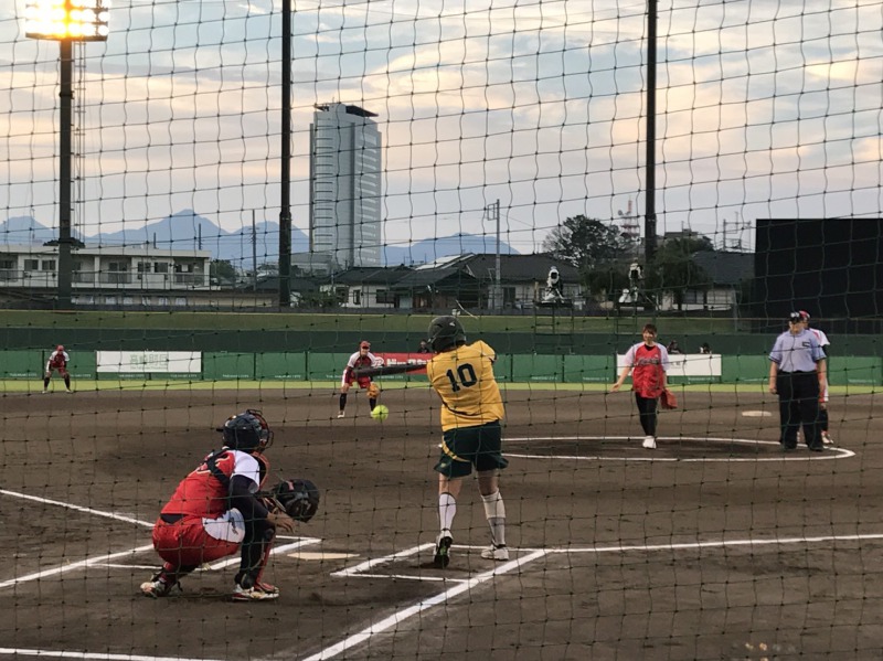「2017 JAPAN CUP 国際女子ソフトボール大会 in 高崎」での始球式の様子。