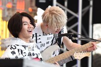 矢部昌暉（左）のマイクで歌う小林龍二（右）。