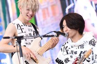 矢部昌暉（右）のもとに駆け寄って演奏する小林龍二（左）。