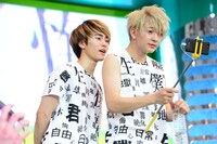 自撮り棒をチェックする小林龍二（右）と、のぞき込む泉大智（左）。