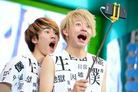 集合写真の前にツーショットを撮る（左から）泉大智、小林龍二。