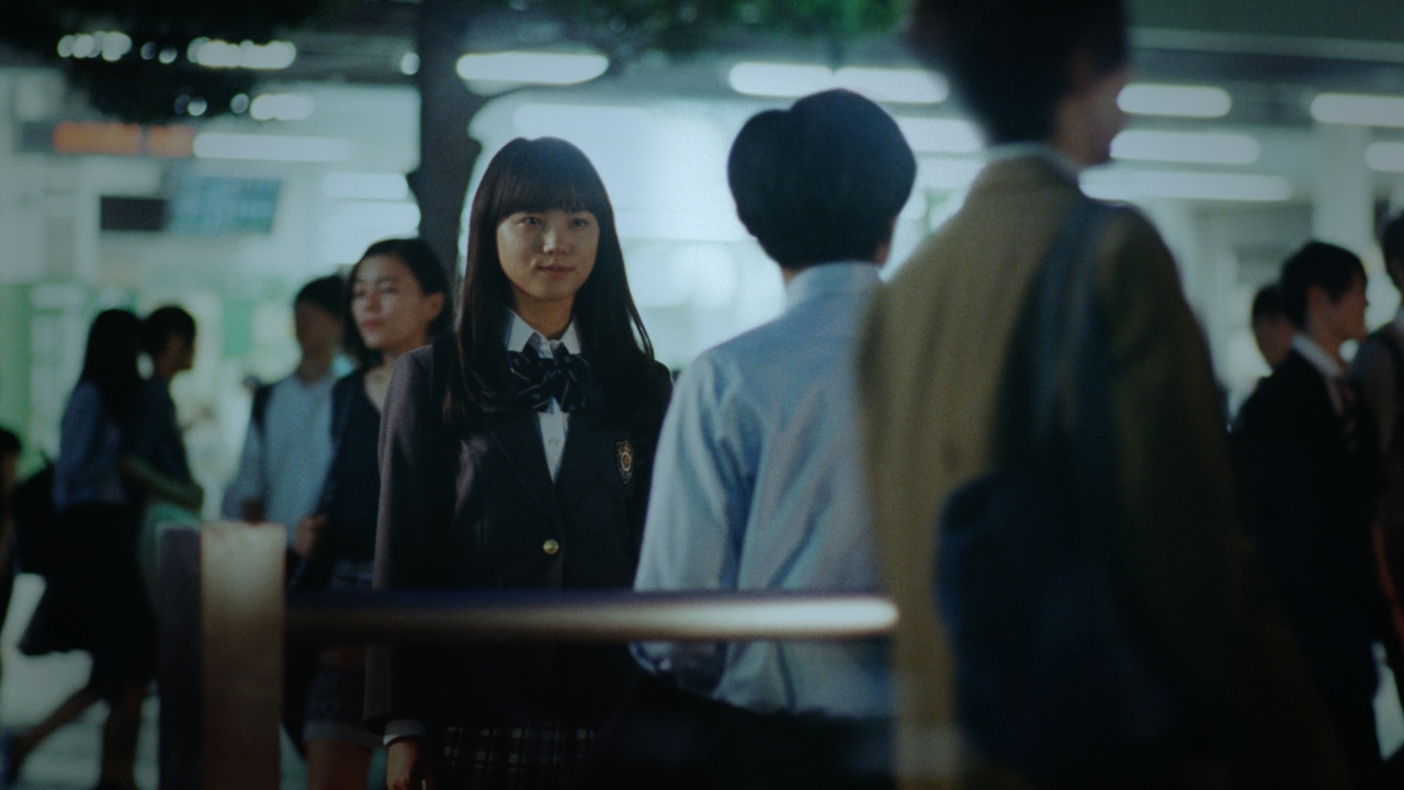 人気画像9位は「高橋一生がミスチル『抱きしめたい』を口ずさむ新CM」より、dヒッツの新CM「『娘の帰り』篇」のワンシーン。