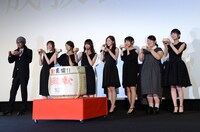 スポーツドリンクで乾杯をする様子。