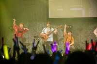 超特急とWEAVERのコラボの様子。