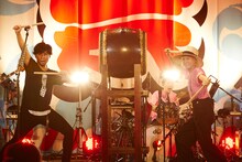 和太鼓を叩き、ポーズを決める吉田山田。（撮影：岩崎真子）