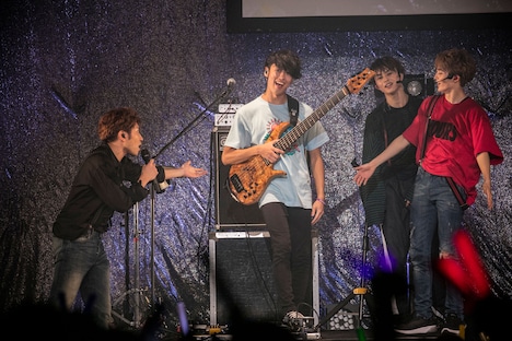 超特急とWEAVERのコラボの様子。